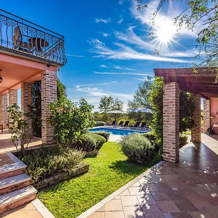 Maddalena Villa Tinjan